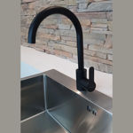 Imagen de Grifería de cocina Monocomando de mesada Milano Negro Mate