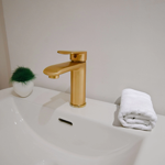 Imagen de Grifería de lavatorio Monocomando bajo de mesada Alassio Oro