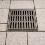 Imagen de Tapa y marco resina reja 20x20 cm peatonal